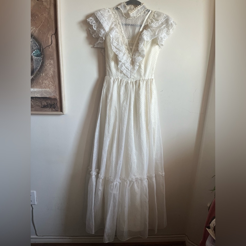 Vintage JCPenney Ivory Lace Wedding Dress - size 7/8 - Picture 3 of 16